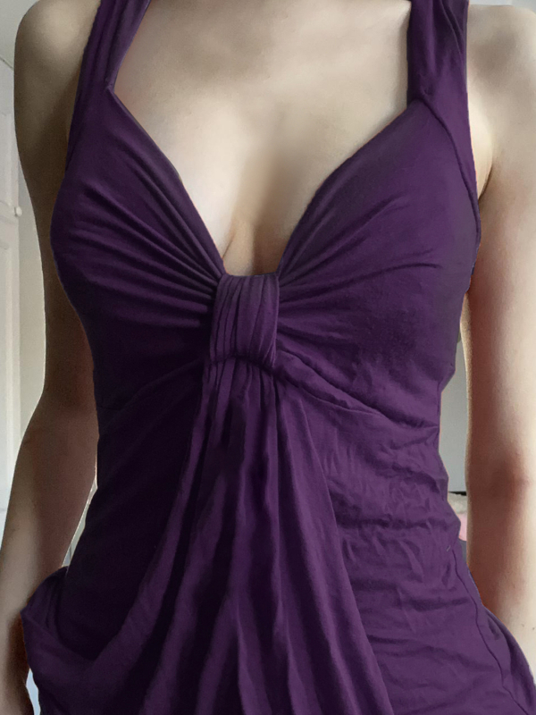 Hálós nyakú felső mély V-nyakkal, redőzött melltartórész, karcsú szabás, rövid fazon, tej-selyem‑polyészter keverék