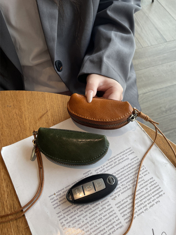 Uniszex mini érme-táska valódi bőrből, növényi cserszínű bőrből, egyszínű mintázat, utcai divat stílus, bélés nélkül