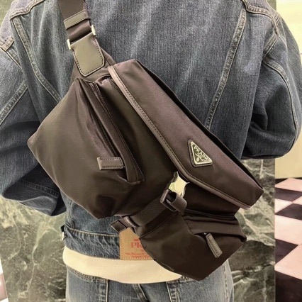 P brenda muška torba za prsa — najlon s kožnim detaljima, jednodijelni crossbody, emajl kopča, prozračna, proširiva