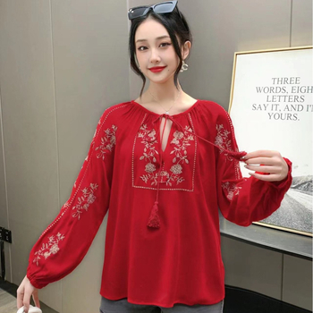 Bluza brodată cu flori, guler rotund, mâneci raglan, croială lejeră, amestec bumbac-viscoză, primăvară-toamnă.