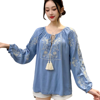 Bluza brodată cu flori, guler rotund, mâneci raglan, croială lejeră, amestec bumbac-viscoză, primăvară-toamnă.