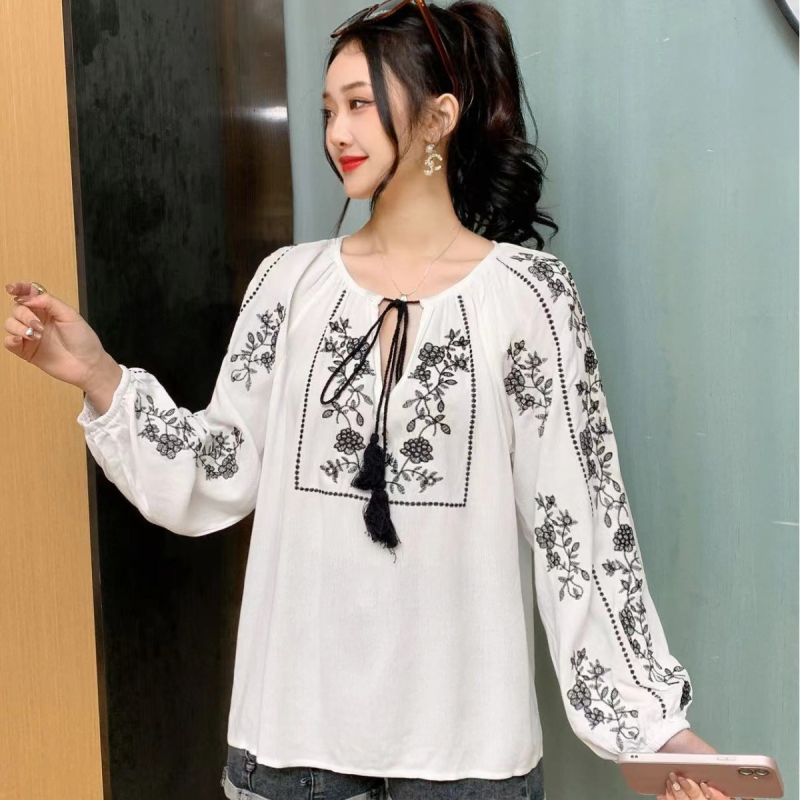 Bluza brodată cu flori, guler rotund, mâneci raglan, croială lejeră, amestec bumbac-viscoză, primăvară-toamnă.