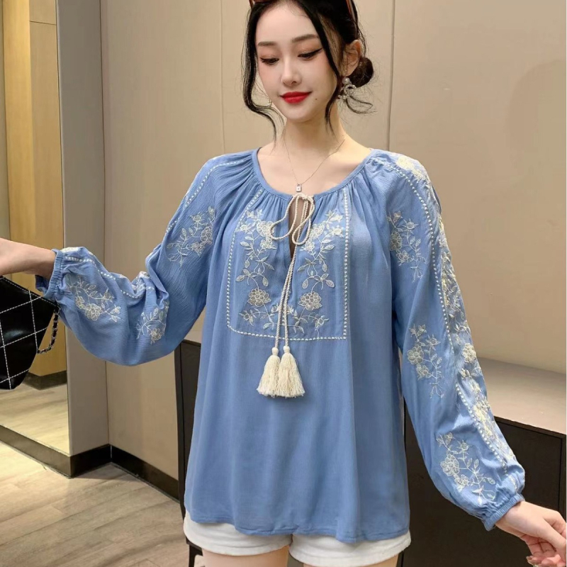 Bluza brodată cu flori, guler rotund, mâneci raglan, croială lejeră, amestec bumbac-viscoză, primăvară-toamnă.