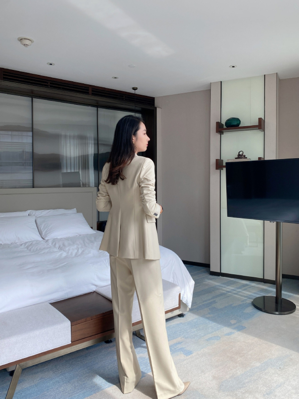 Costum feminin de afaceri cu vestă și pantaloni largi, top cardigan, țesătură rezistentă la șifonare, conținutul principal al țesăturii 80–90%