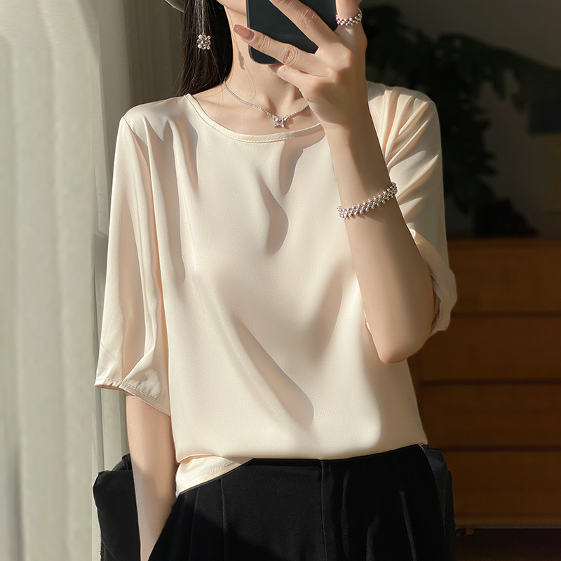 Tricou din mătase satinat, guler rotund, mâneci medii, croială lejeră, fixare cu rășină, conținut de mătase 30–50%, model uni