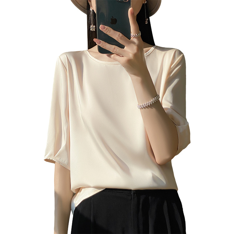 Tricou din mătase satinat, guler rotund, mâneci medii, croială lejeră, fixare cu rășină, conținut de mătase 30–50%, model uni