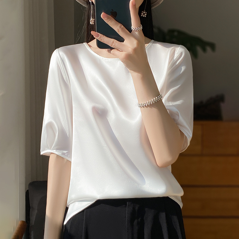 Tricou din mătase satinat, guler rotund, mâneci medii, croială lejeră, fixare cu rășină, conținut de mătase 30–50%, model uni