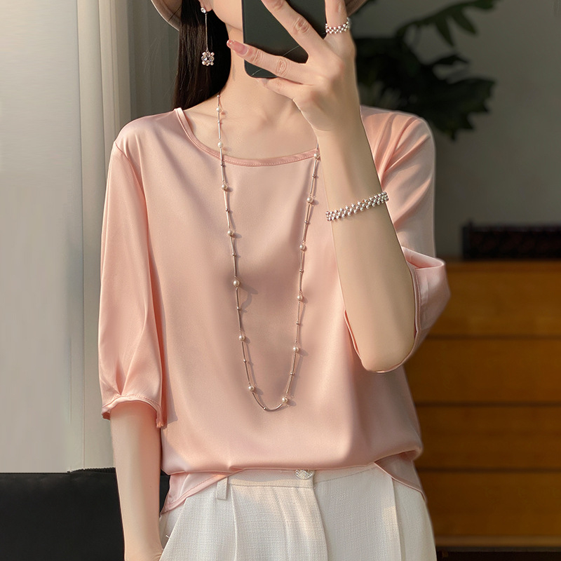 Tricou din mătase satinat, guler rotund, mâneci medii, croială lejeră, fixare cu rășină, conținut de mătase 30–50%, model uni