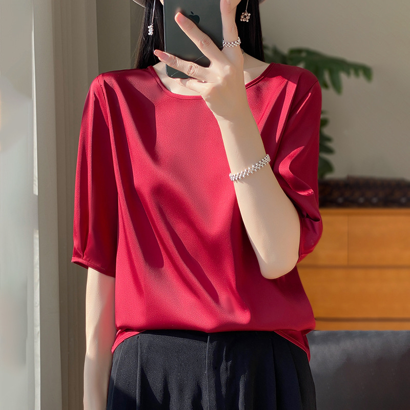 Tricou din mătase satinat, guler rotund, mâneci medii, croială lejeră, fixare cu rășină, conținut de mătase 30–50%, model uni