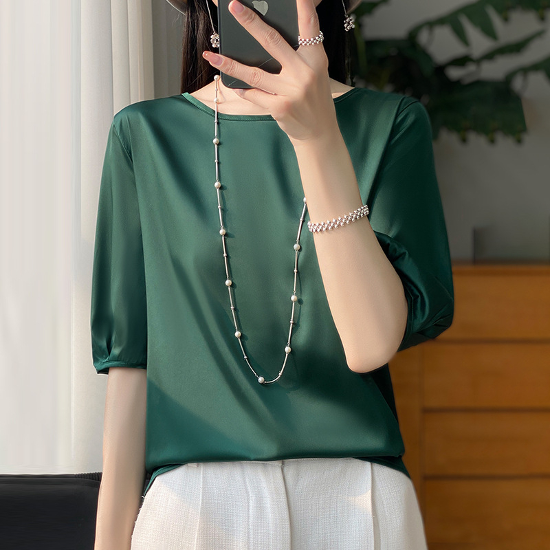 Tricou din mătase satinat, guler rotund, mâneci medii, croială lejeră, fixare cu rășină, conținut de mătase 30–50%, model uni