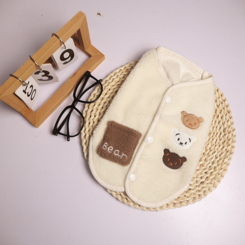 Kutyamellény rajzfilmszerű stílussal és medve hímzéssel, báránygyapjú plüss, ősz-tél, termékkód 039