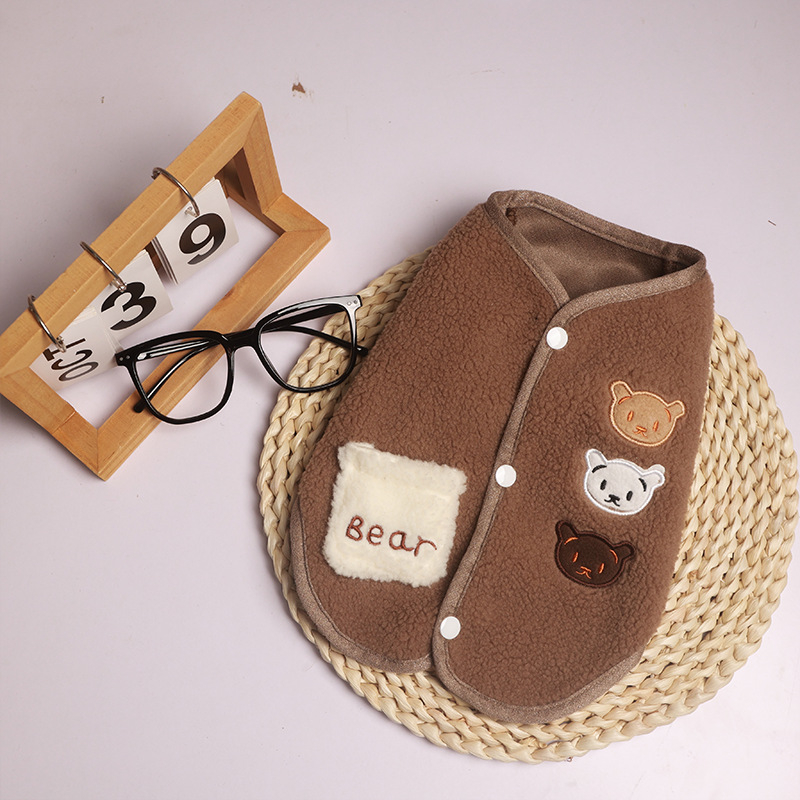 Kutyamellény rajzfilmszerű stílussal és medve hímzéssel, báránygyapjú plüss, ősz-tél, termékkód 039