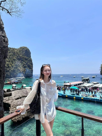 Cămașă cu mâneci lungi, croială lejeră, lungime medie, guler polo, conținut material 95%+