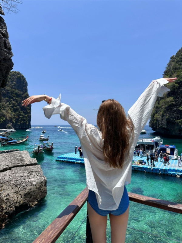 Cămașă cu mâneci lungi, croială lejeră, lungime medie, guler polo, conținut material 95%+