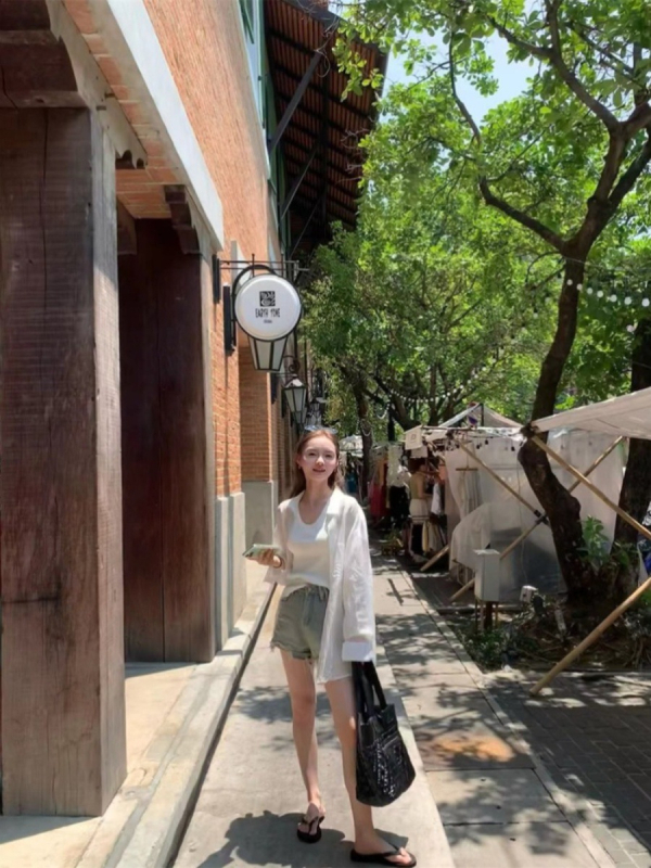 Cămașă cu mâneci lungi, croială lejeră, lungime medie, guler polo, conținut material 95%+