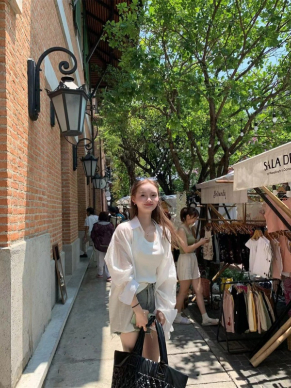 Cămașă cu mâneci lungi, croială lejeră, lungime medie, guler polo, conținut material 95%+