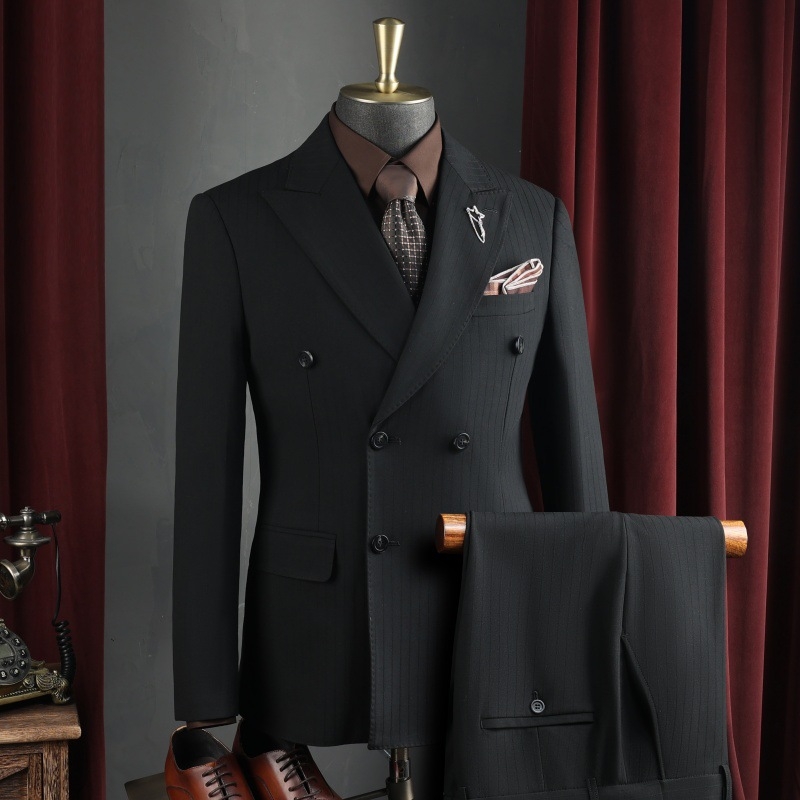 Σετ ανδρικού κοστουμιού για επιχειρηματικό ντύσιμο με επίπεδο πέτο, μονόβερτο κλείσιμο με ένα κουμπί, πολυεστερική ανάμειξη 67,1%, πλευρικά σχισίματα