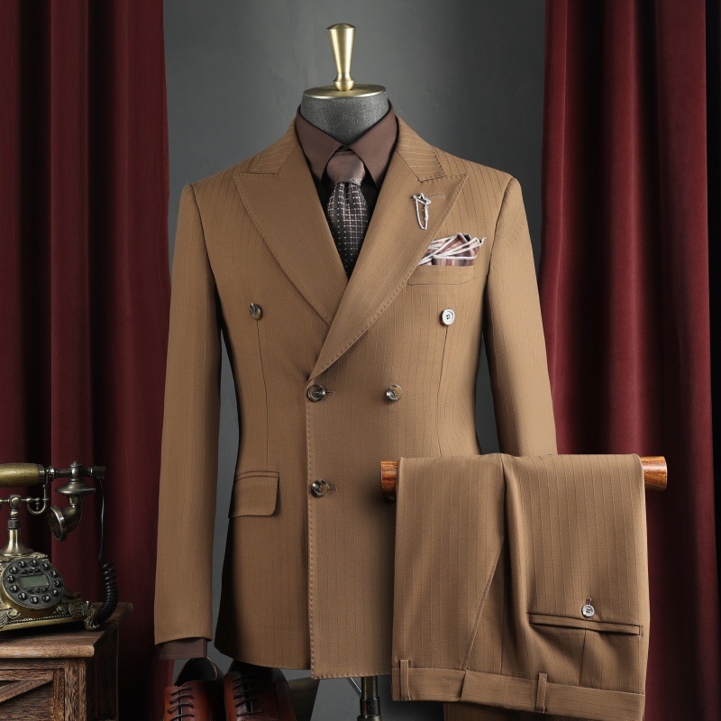 Σετ ανδρικού κοστουμιού για επιχειρηματικό ντύσιμο με επίπεδο πέτο, μονόβερτο κλείσιμο με ένα κουμπί, πολυεστερική ανάμειξη 67,1%, πλευρικά σχισίματα