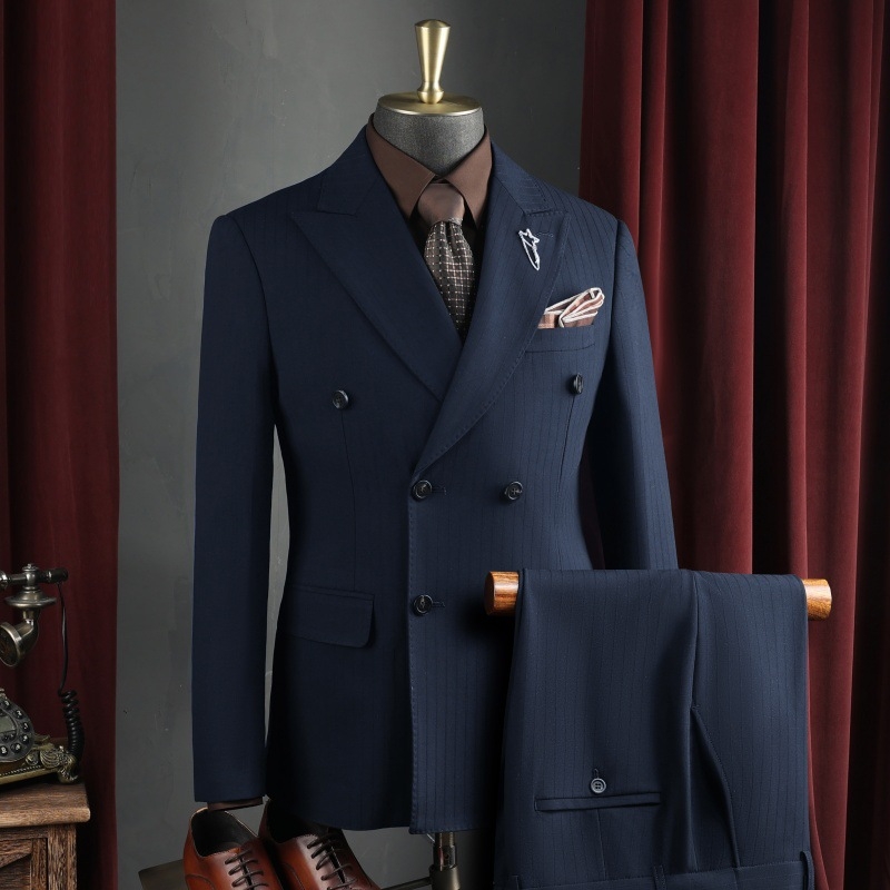 Σετ ανδρικού κοστουμιού για επιχειρηματικό ντύσιμο με επίπεδο πέτο, μονόβερτο κλείσιμο με ένα κουμπί, πολυεστερική ανάμειξη 67,1%, πλευρικά σχισίματα