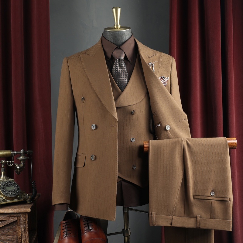 Σετ ανδρικού κοστουμιού για επιχειρηματικό ντύσιμο με επίπεδο πέτο, μονόβερτο κλείσιμο με ένα κουμπί, πολυεστερική ανάμειξη 67,1%, πλευρικά σχισίματα