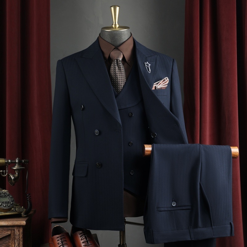 Σετ ανδρικού κοστουμιού για επιχειρηματικό ντύσιμο με επίπεδο πέτο, μονόβερτο κλείσιμο με ένα κουμπί, πολυεστερική ανάμειξη 67,1%, πλευρικά σχισίματα