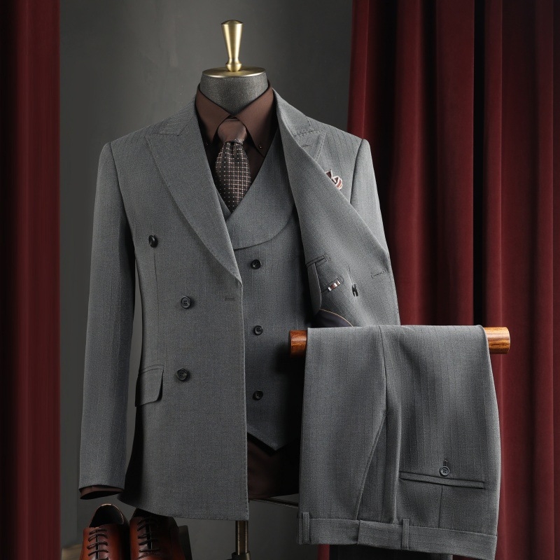 Σετ ανδρικού κοστουμιού για επιχειρηματικό ντύσιμο με επίπεδο πέτο, μονόβερτο κλείσιμο με ένα κουμπί, πολυεστερική ανάμειξη 67,1%, πλευρικά σχισίματα