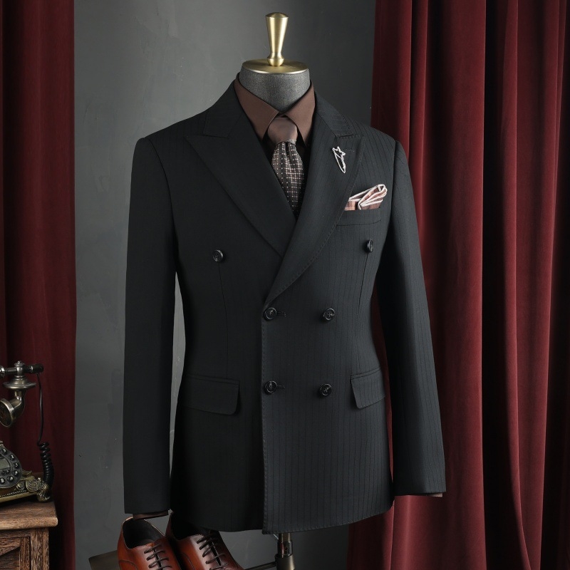 Σετ ανδρικού κοστουμιού για επιχειρηματικό ντύσιμο με επίπεδο πέτο, μονόβερτο κλείσιμο με ένα κουμπί, πολυεστερική ανάμειξη 67,1%, πλευρικά σχισίματα