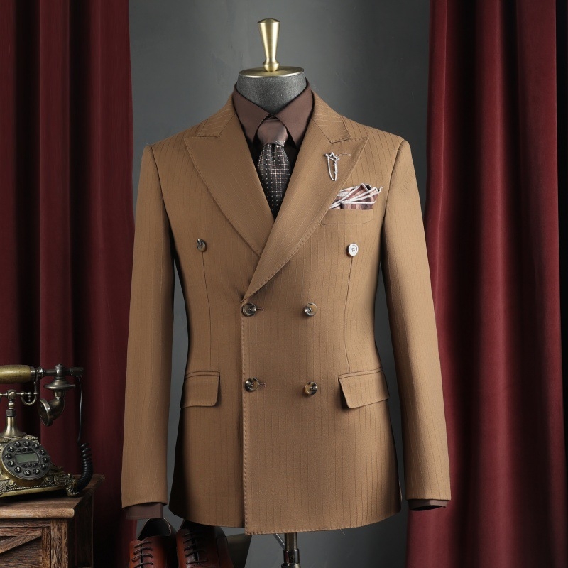 Σετ ανδρικού κοστουμιού για επιχειρηματικό ντύσιμο με επίπεδο πέτο, μονόβερτο κλείσιμο με ένα κουμπί, πολυεστερική ανάμειξη 67,1%, πλευρικά σχισίματα