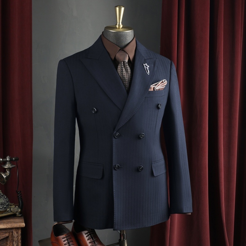 Σετ ανδρικού κοστουμιού για επιχειρηματικό ντύσιμο με επίπεδο πέτο, μονόβερτο κλείσιμο με ένα κουμπί, πολυεστερική ανάμειξη 67,1%, πλευρικά σχισίματα