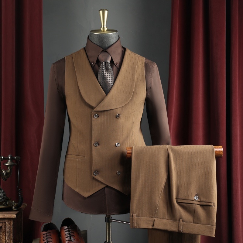 Σετ ανδρικού κοστουμιού για επιχειρηματικό ντύσιμο με επίπεδο πέτο, μονόβερτο κλείσιμο με ένα κουμπί, πολυεστερική ανάμειξη 67,1%, πλευρικά σχισίματα