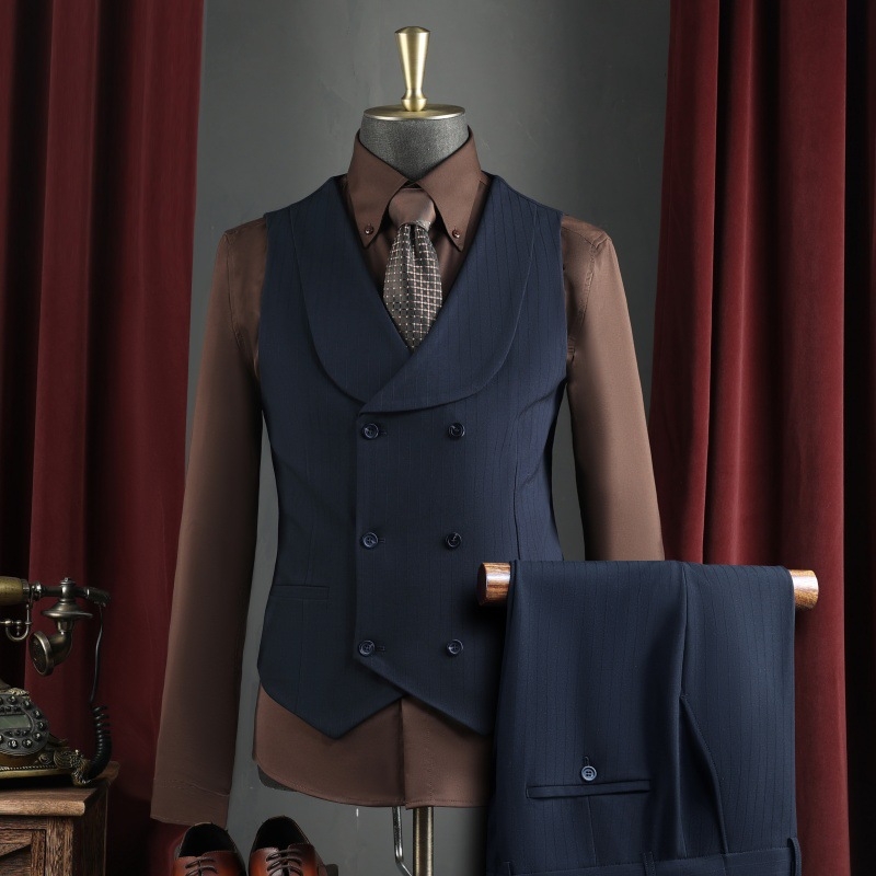 Σετ ανδρικού κοστουμιού για επιχειρηματικό ντύσιμο με επίπεδο πέτο, μονόβερτο κλείσιμο με ένα κουμπί, πολυεστερική ανάμειξη 67,1%, πλευρικά σχισίματα