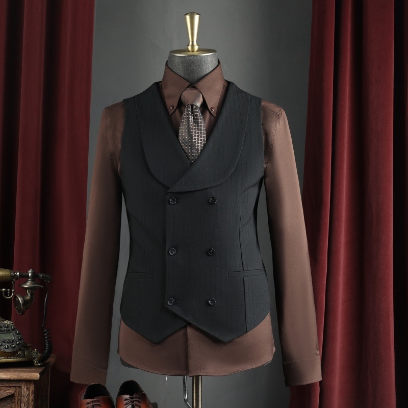 Σετ ανδρικού κοστουμιού για επιχειρηματικό ντύσιμο με επίπεδο πέτο, μονόβερτο κλείσιμο με ένα κουμπί, πολυεστερική ανάμειξη 67,1%, πλευρικά σχισίματα