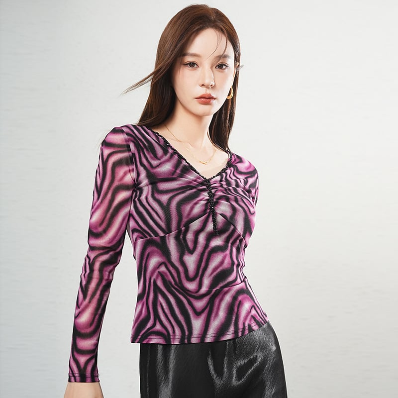 Top damă cu mâneci lungi, imprimeu leopard, decolteu în V, croială slim, amestec nylon-spandex