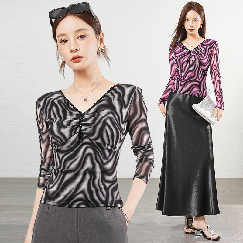 Top damă cu mâneci lungi, imprimeu leopard, decolteu în V, croială slim, amestec nylon-spandex