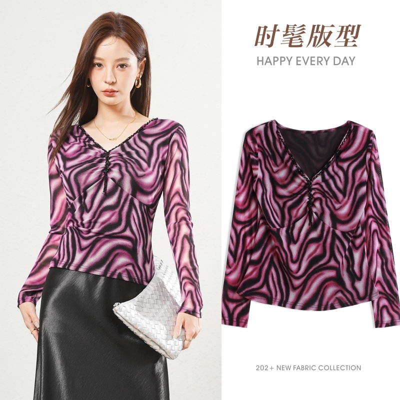 Top damă cu mâneci lungi, imprimeu leopard, decolteu în V, croială slim, amestec nylon-spandex