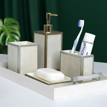 Jian Han petdijelni set za kupaonicu: Smola; uključuje bočicu za losion, kutiju za sapun, držač za četkicu, čašu za ispiranje usta i pladanj; ispis logotipa, mogućnost prilagodbe