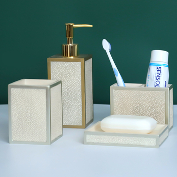 Jian Han petdijelni set za kupaonicu: Smola; uključuje bočicu za losion, kutiju za sapun, držač za četkicu, čašu za ispiranje usta i pladanj; ispis logotipa, mogućnost prilagodbe