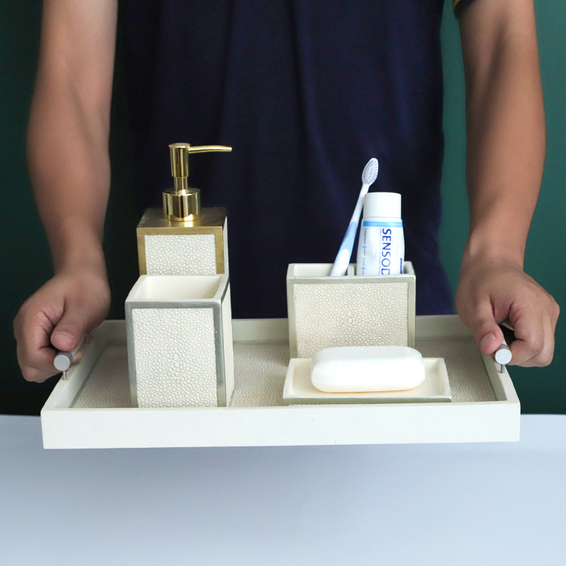 Jian Han petdijelni set za kupaonicu: Smola; uključuje bočicu za losion, kutiju za sapun, držač za četkicu, čašu za ispiranje usta i pladanj; ispis logotipa, mogućnost prilagodbe