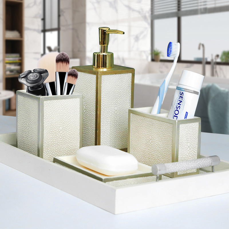 Jian Han petdijelni set za kupaonicu: Smola; uključuje bočicu za losion, kutiju za sapun, držač za četkicu, čašu za ispiranje usta i pladanj; ispis logotipa, mogućnost prilagodbe