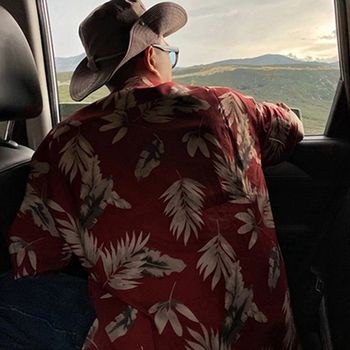 Muška kratka košulja s malim cvjetnim uzorkom, zašiljeni ovratnik, ležerni kroj, poliesterska mješavina, bez glačanja.