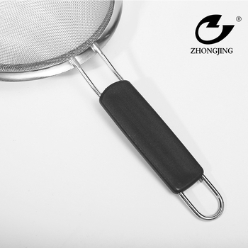 Prosijac za brašno, nehrđajući čelik, široki rub, šiljasti usi, plastična ručka, zaštita od opeklina