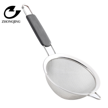 Prosijac za brašno, nehrđajući čelik, široki rub, šiljasti usi, plastična ručka, zaštita od opeklina