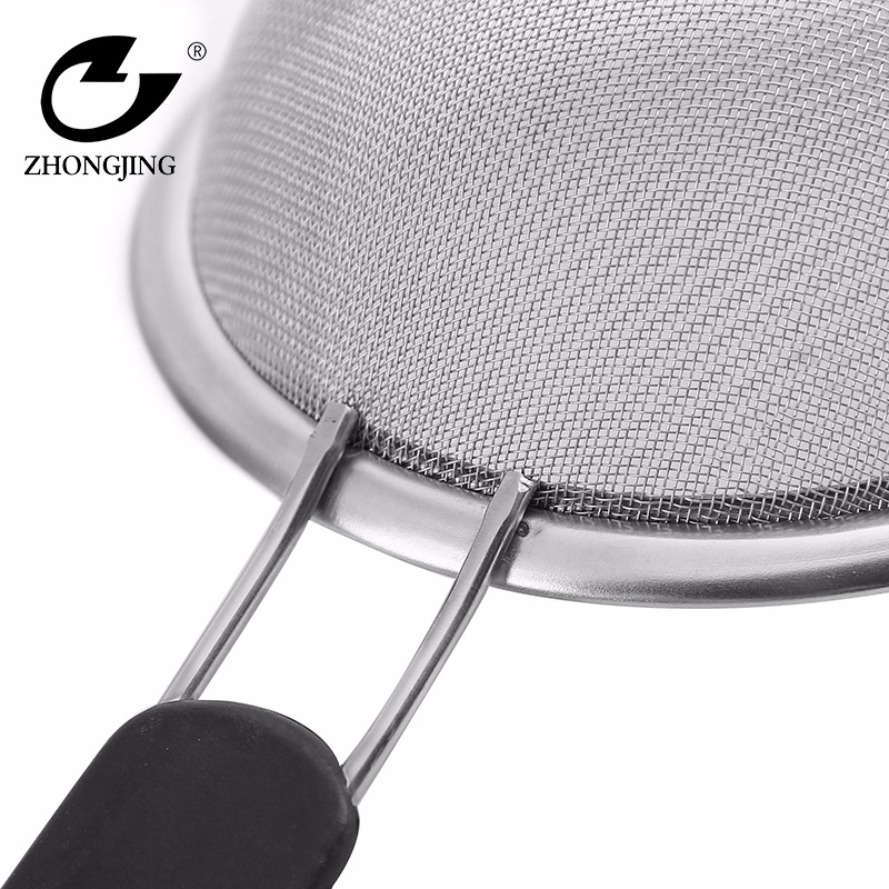 Prosijac za brašno, nehrđajući čelik, široki rub, šiljasti usi, plastična ručka, zaštita od opeklina