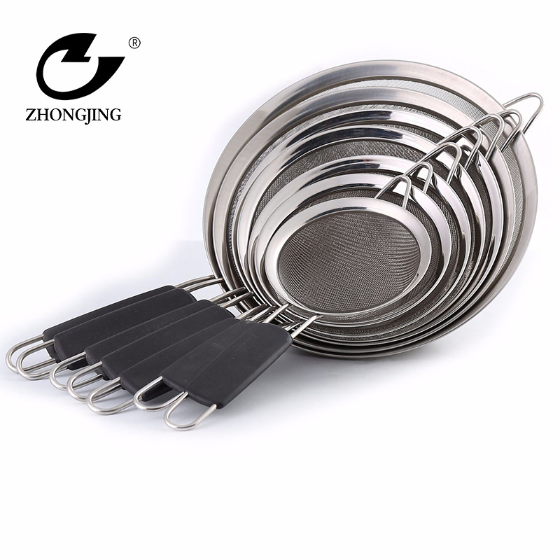 Prosijac za brašno, nehrđajući čelik, široki rub, šiljasti usi, plastična ručka, zaštita od opeklina