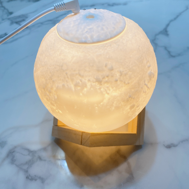 USB napajana 3D lampa Mjesec – ovlaživač s aromaterapijom, tih rad, spremnik 0.5–1 L, pokrivenost 41–60 m², tajmer 2–8 h