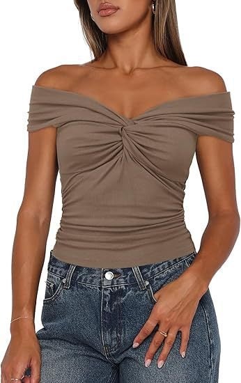 Tricou tricotat din poliester, broderie, decolteu pe un umăr, mâneci raglan, croială slim