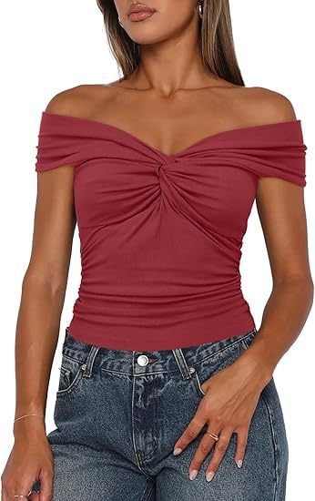 Tricou tricotat din poliester, broderie, decolteu pe un umăr, mâneci raglan, croială slim