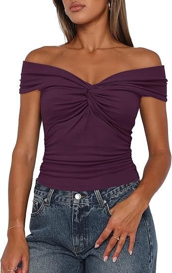 Tricou tricotat din poliester, broderie, decolteu pe un umăr, mâneci raglan, croială slim