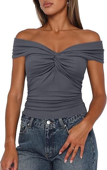 Tricou tricotat din poliester, broderie, decolteu pe un umăr, mâneci raglan, croială slim