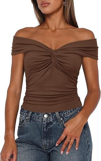 Tricou tricotat din poliester, broderie, decolteu pe un umăr, mâneci raglan, croială slim